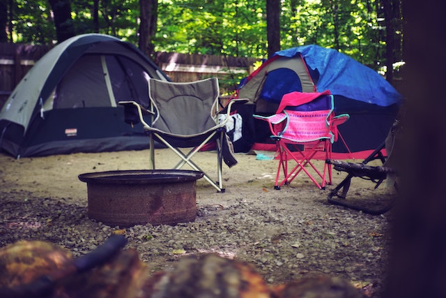 Camping, Zelte und Ausklappstühle.